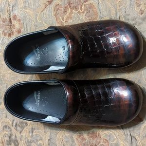 Dansko Patent Tortoise Shell Brown/Black Clogs